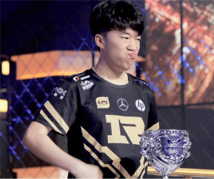 波媒:20岁波兰后卫齐奥尔科夫斯基将加盟罗马