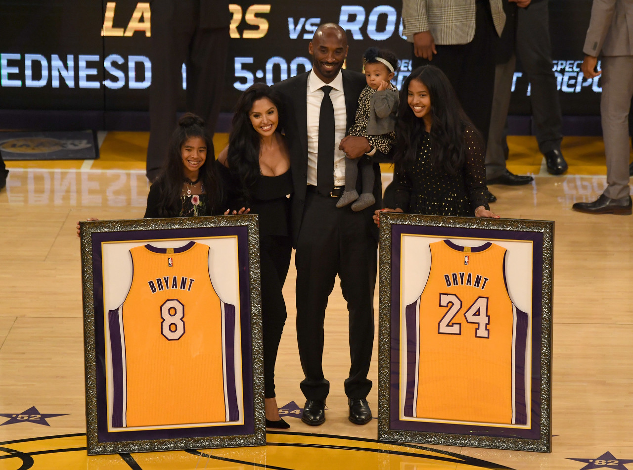 坎爷儿子穿着皇马球衣出现在海口机场，背后印着贝林厄姆